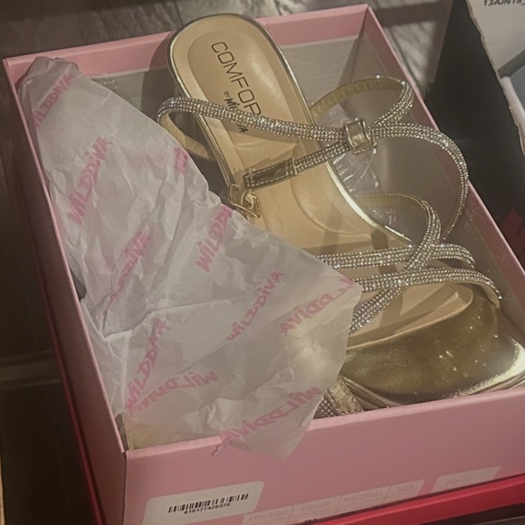 7.5 New Gold Platform heels with rhinestone straps - Picture 5 of 5